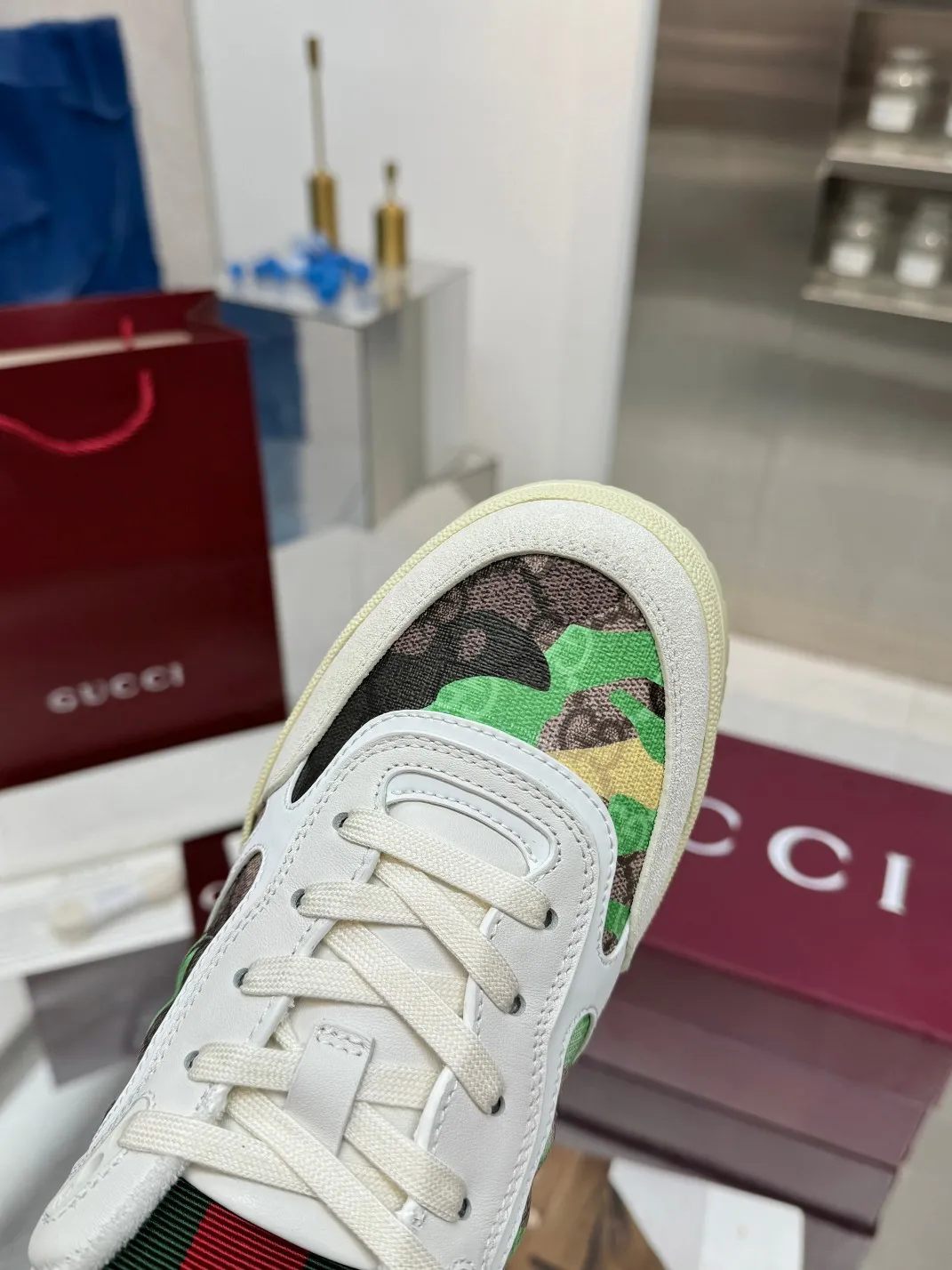 Men's Men's Shoes 💰640 Gucci Gucci's latest hot-selling series of high and low-top distressed couple sneakers are shipped. The originals are purchased, developed and manufactured. This high-low top sneaker adopts a basketball-style silhouette design, cleverly integrated with hollow panels and distressed effects, showing its unique ingenuity. The ingenuity incorporates brand logo details such as interlocking Double G styling accessories and Gucci lettering, a low-key tribute to the brand's design heritage.  ▪️ Fabric: Original custom imported first-layer cowhide ▪️ Lining: Sweat-absorbent and deodorant towel lining ▪️ Sole: Original molded TPU sole ▪️ Sole thickness: 3cm ▪️ Size: Female 36-40 Male 39-46 (35 Female 41 Male 38 46 customized)